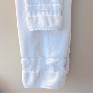 Simply Vera Vera Wang, Bath, Set Of 2 Vera Wang White Bath Towels Hand  Body